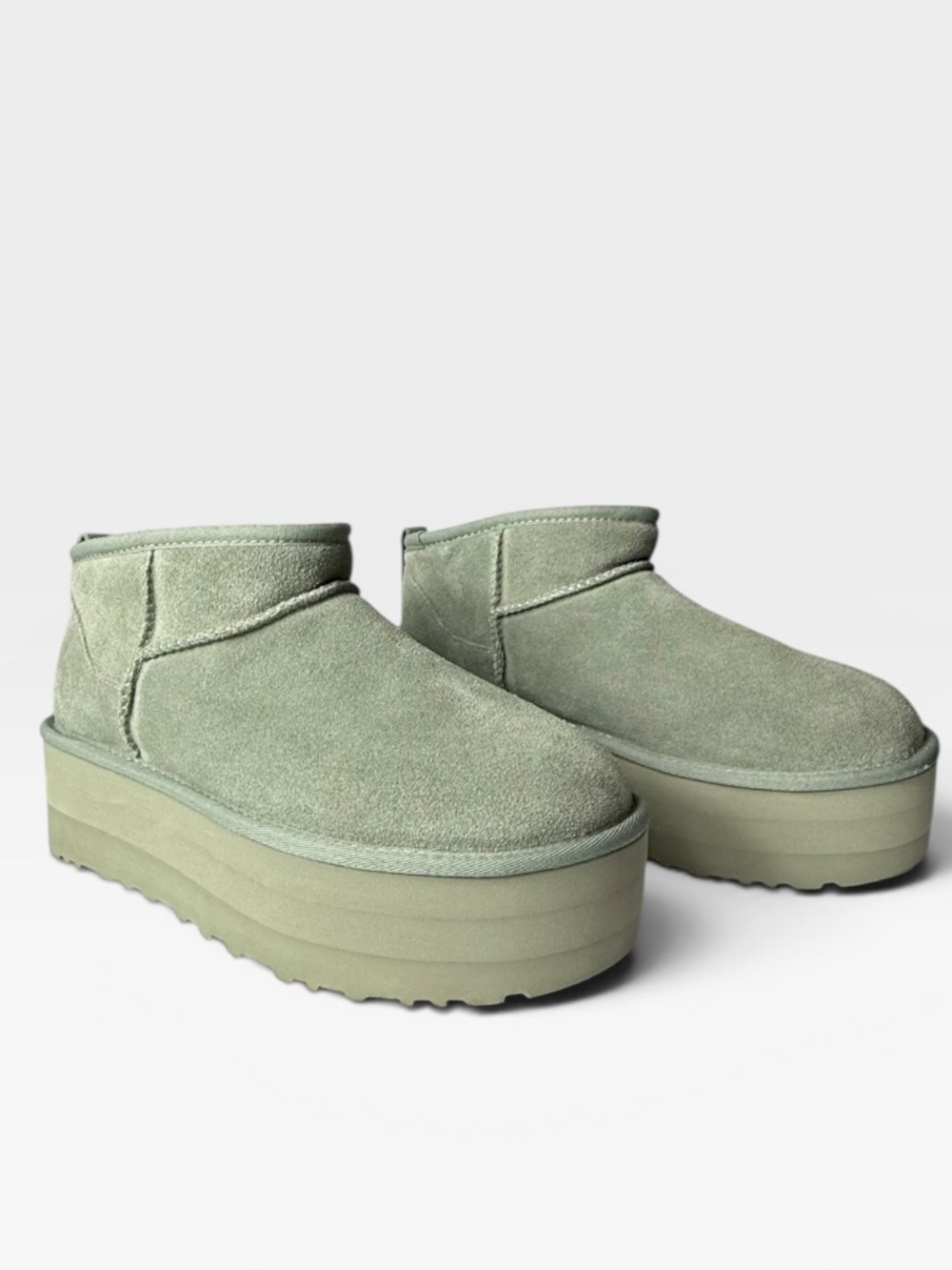 UGG Classic Women's Ultra Mini Platform boot in the Shaded Clover Size 9